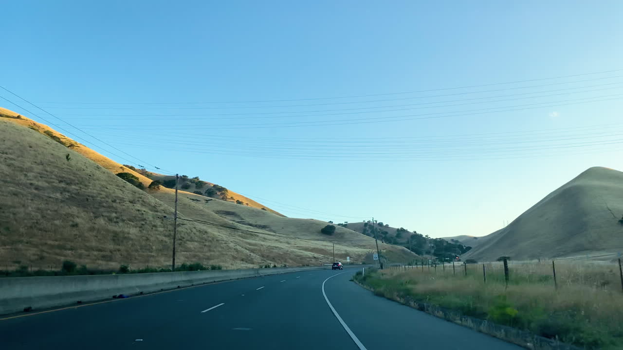 동부 캘리포니아의 마운트 디아블로 (mount diablo) 를 볼 수 있는 콘코드 (concord) 로 가는 키르커 패스 (kirker pass) 의 뒷길을 따라 운전합니다.