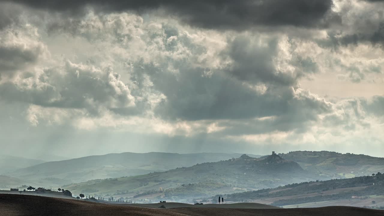토스카니의 언덕, 이탈리아의 가을 풍경의 4k 타임  ⁇ 스 비디오