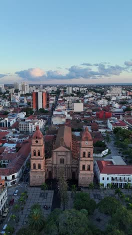 Drohnenschuss-Stadt-Hauptplatz-Kathedrale-Reise-Himmel-Santa-Cruz-Bolivien