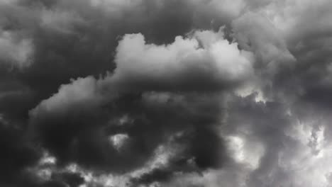 tormenta eléctrica y nubes grises oscuras