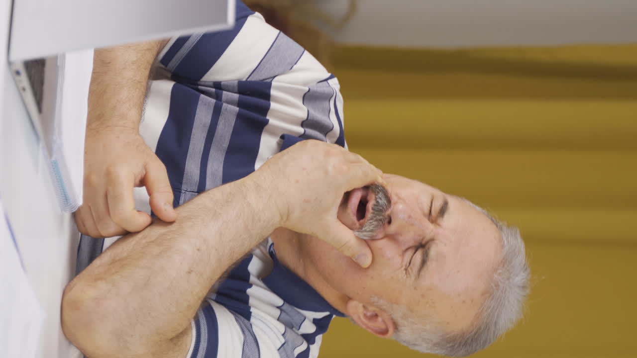 홈 오피스 직원의 수직 비디오  ⁇ 은이 치아 통증과 통증.