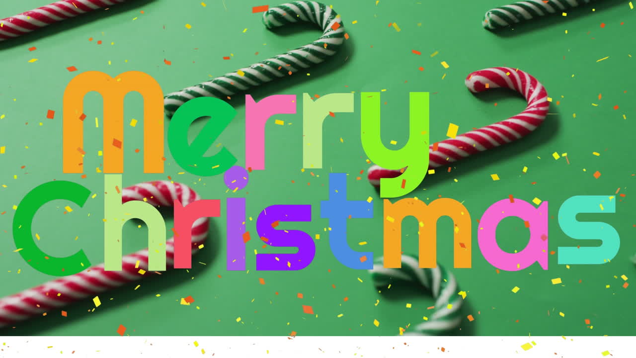 colorido banner de texto de feliz navidad contra el confeti cayendo sobre las cañas de caramelo en la superficie verde