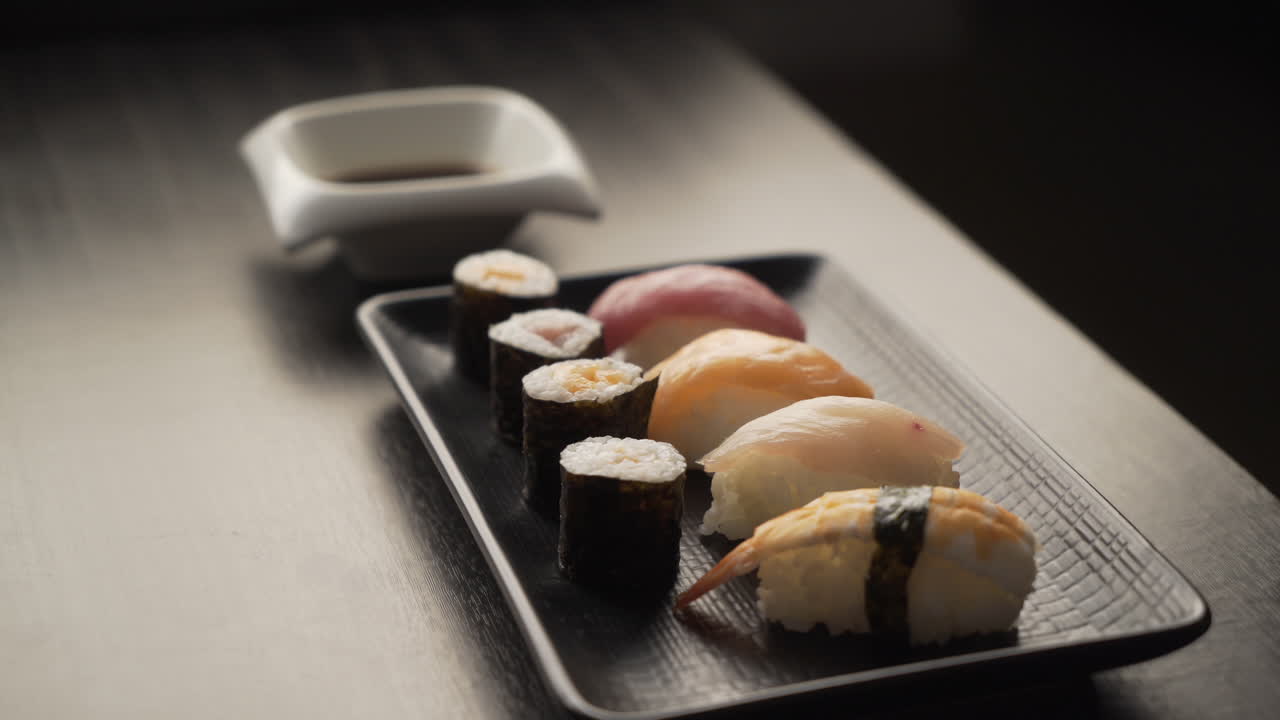 Cena in un ristorante giapponese. Si mangia sushi