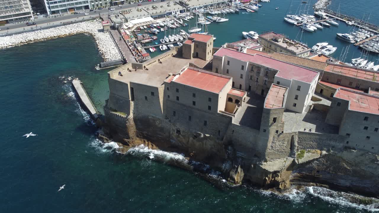 un castillo en nápoles, en el sur de italia desde arriba en 4k por drone