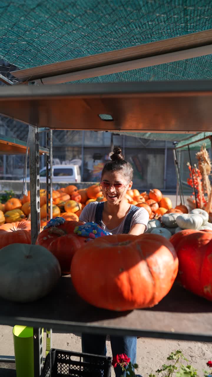 mujer en un campo de calabazas