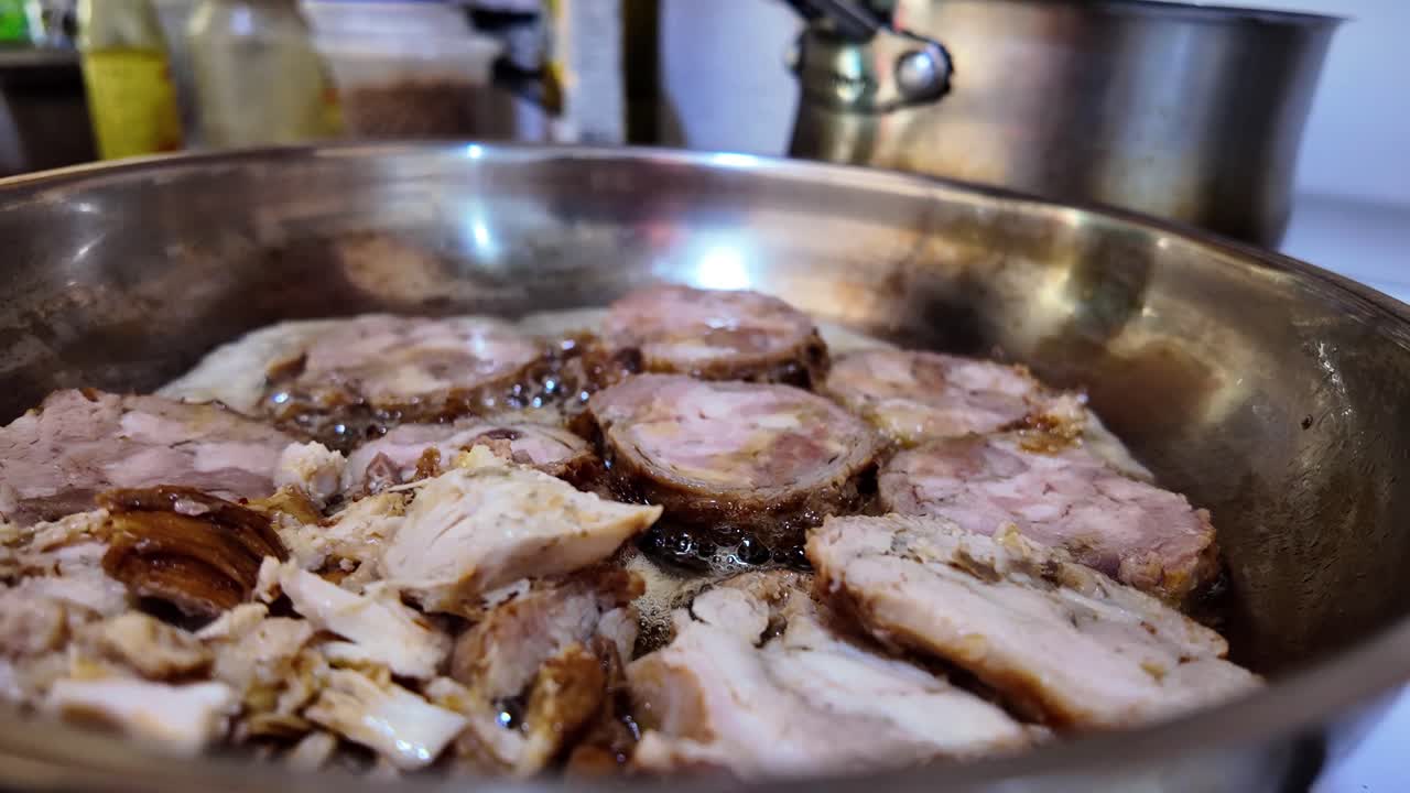 Scatto dettagliato e appetitoso di carne succulenta che cuoce nel suo stesso grasso, raggiungendo una colorazione marrone dorata in un ambiente di cucina professionale