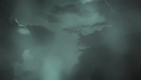 cielo con nubes oscuras y relámpagos