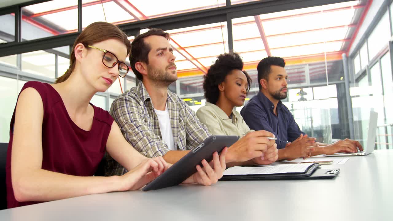 ejecutivo de negocios que trabaja en la oficina