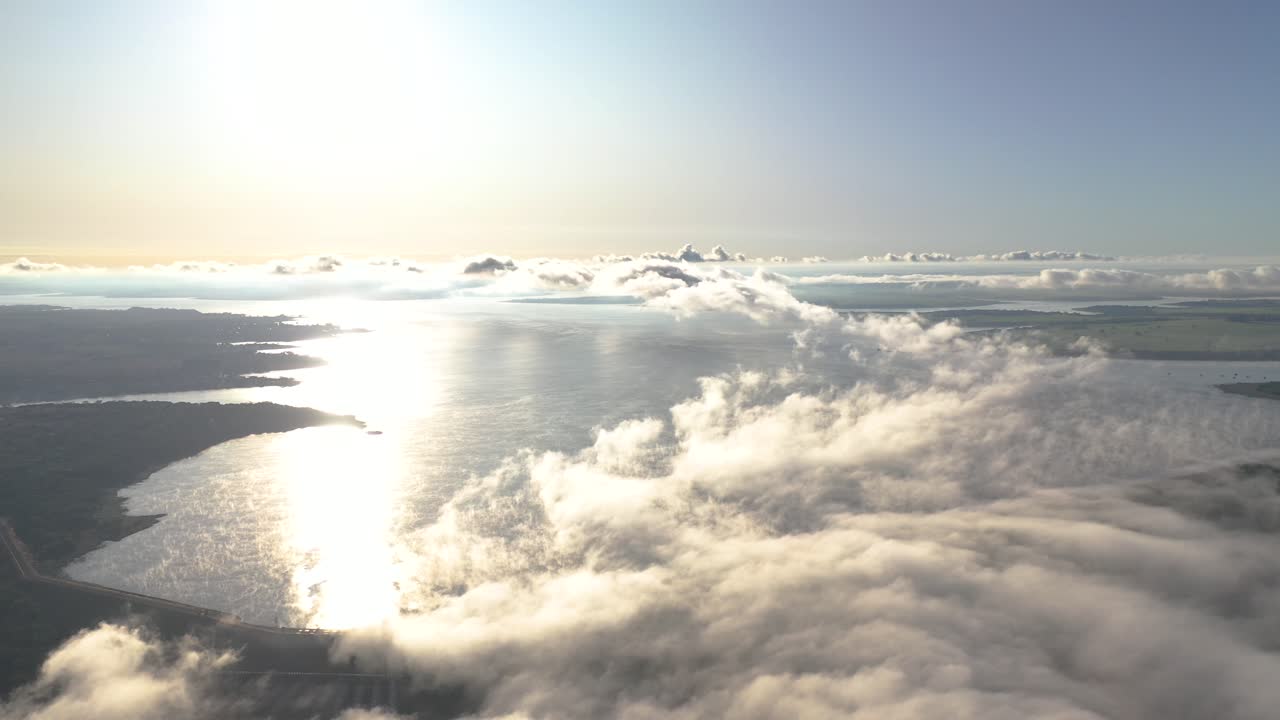 수력 발전소 연못 위의 구름, 새벽 안개