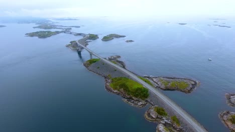 imágenes aéreas de la carretera del océano atlántico noruega