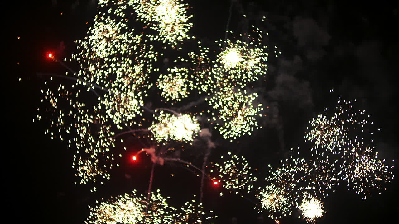 fuegos artificiales al comienzo del nuevo año en la noche negra 9