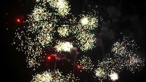 fuegos artificiales al comienzo del nuevo año en la noche negra 9