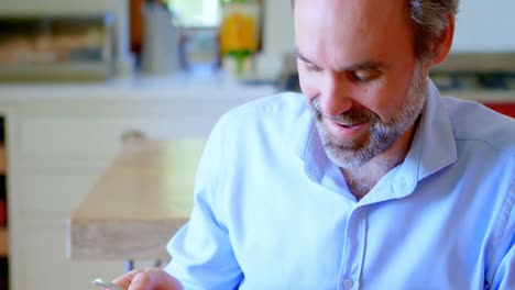 Father-and-daughter-having-breakfast-in-kitchen-4k