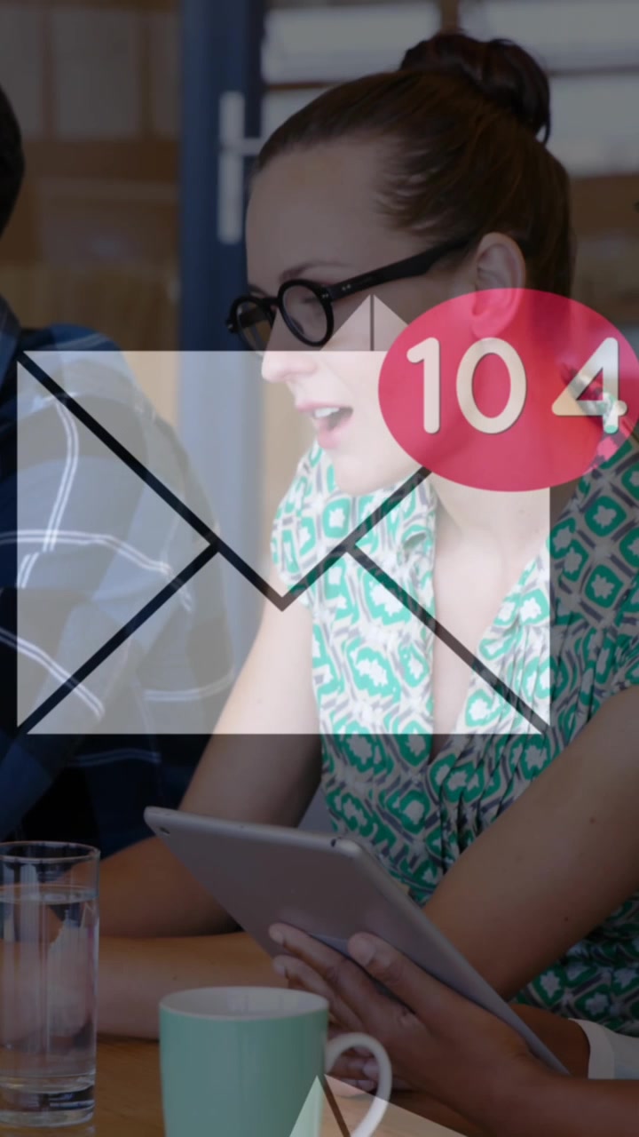 Animazione di buste email e elaborazione dati su diversi professionisti in ufficio