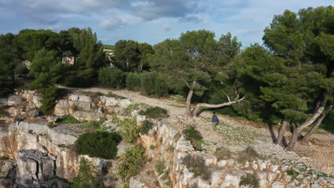 Mann-Beim-Wandern-In-Der-Natur-In-Der-Nähe-Von-Cassis-In-Südfrankreich