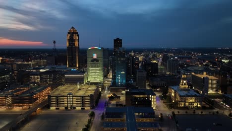 des moines, el horizonte de iowa por la noche con un video de avión no tripulado moviéndose de derecha a izquierda