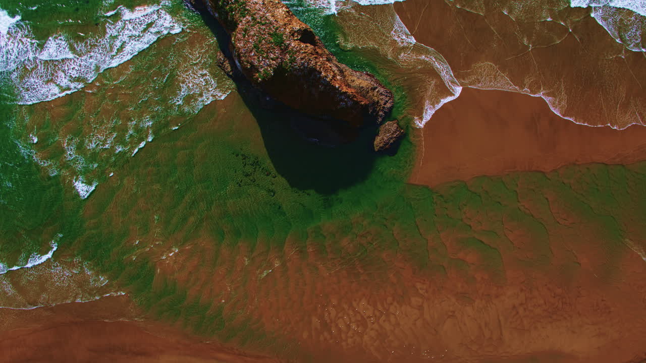 vuelo aéreo hacia el océano, arena, roca oceánica, olas, gaviotas volando