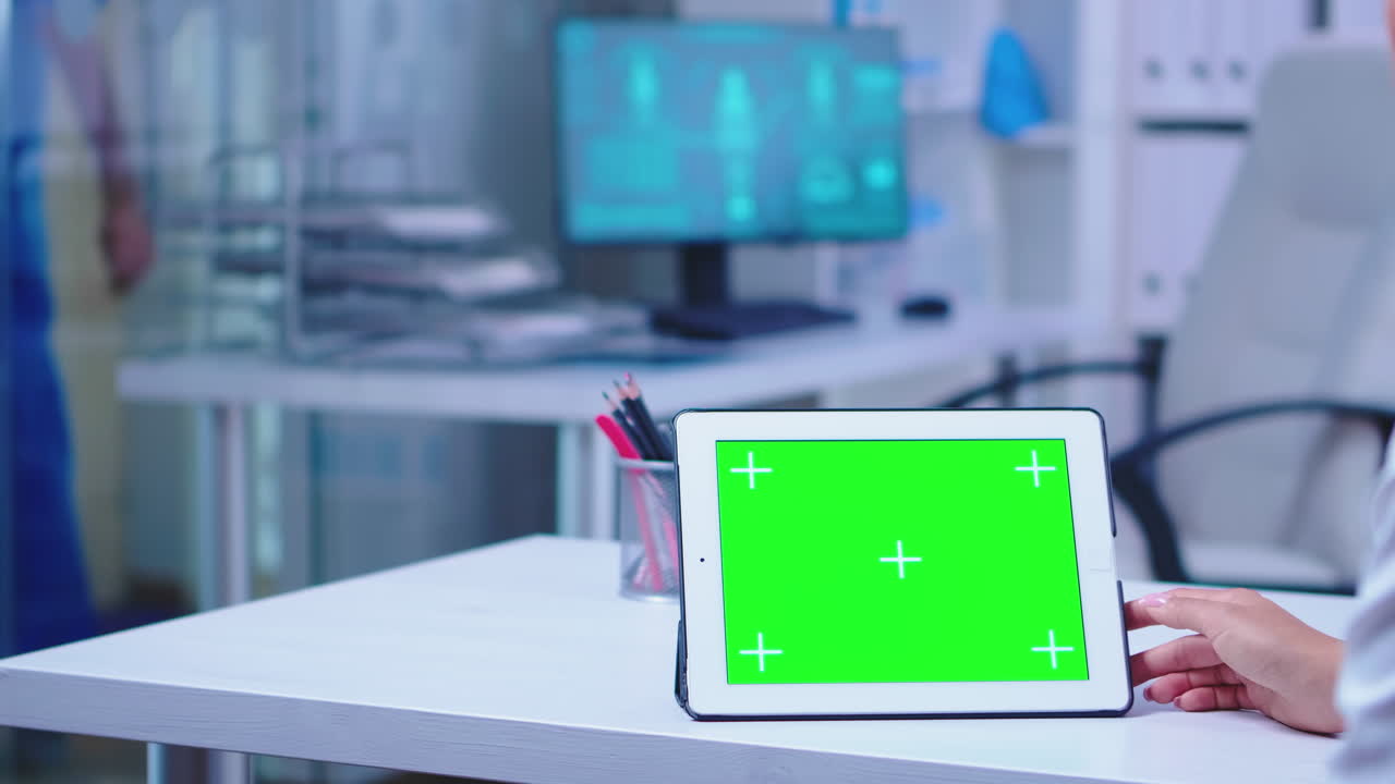 fotógrafo profesional hace zoom en la foto mientras retoca