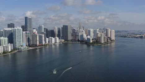 amplio barrido aéreo del centro de miami que revela gran parte de la ubicación del centro y luego revela el puerto de miami