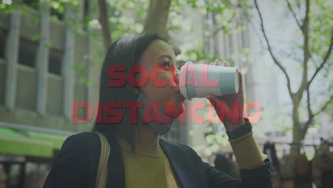 animación del texto de distanciamiento social sobre una mujer bebiendo café para llevar en la ciudad usando una máscara facial