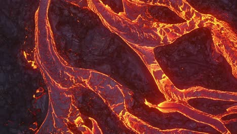 un dron de 4k captura imágenes cinematográficas, únicas en su tipo, de la lava en cascada, que se asemeja a raíces de árboles abstractos, desde una perspectiva aérea.