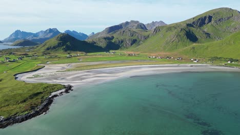 Playa-Vacía-De-Arena-Blanca-De-Las-Islas-Lofoten-Durante-El-Verano-En-Noruega,-Escandinavia---4k-Aéreo