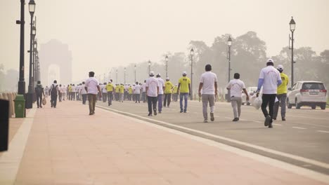 gente india haciendo caminata matutina