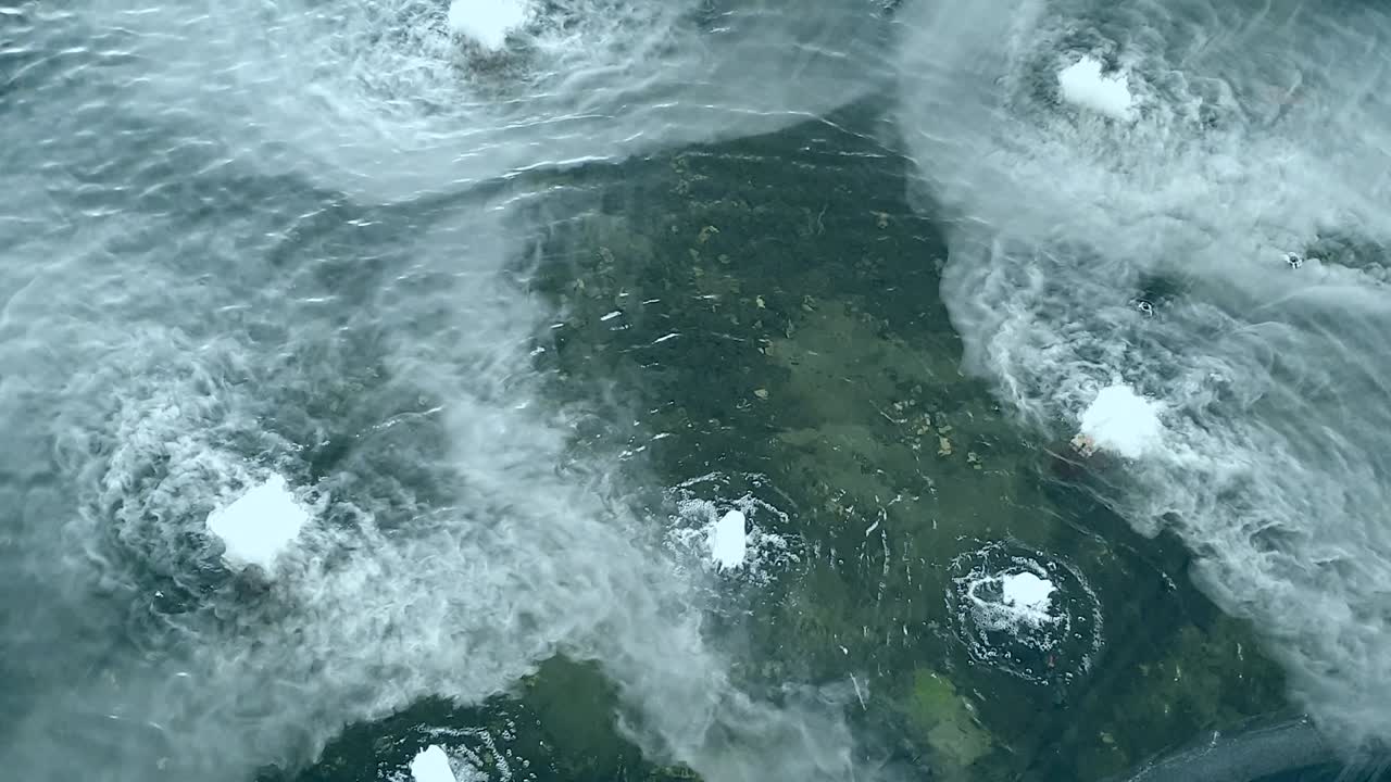 물 위의 안개 흐름 분수 표면 파동 느린 동작 움직임 질감 아름다운 구름이 된 풍경 배경