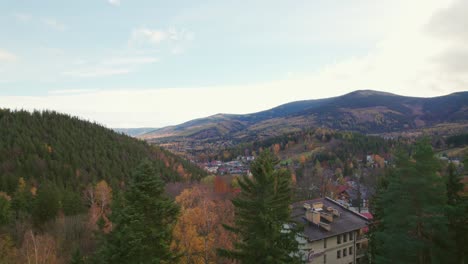 Karpacz,-Polen,-Drohne-Bewegt-Sich-Nach-Oben,-Blick-Auf-Den-Herbst