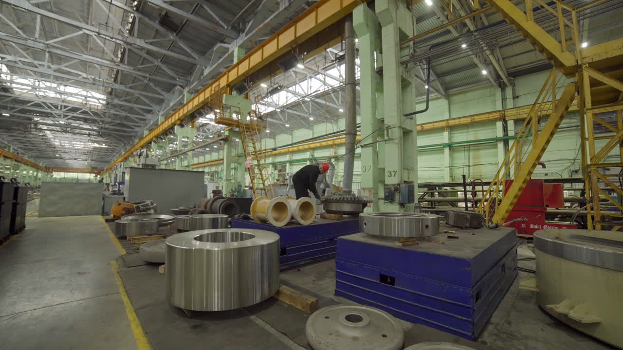 scena di fabbrica industriale con macchinari e lavoratori