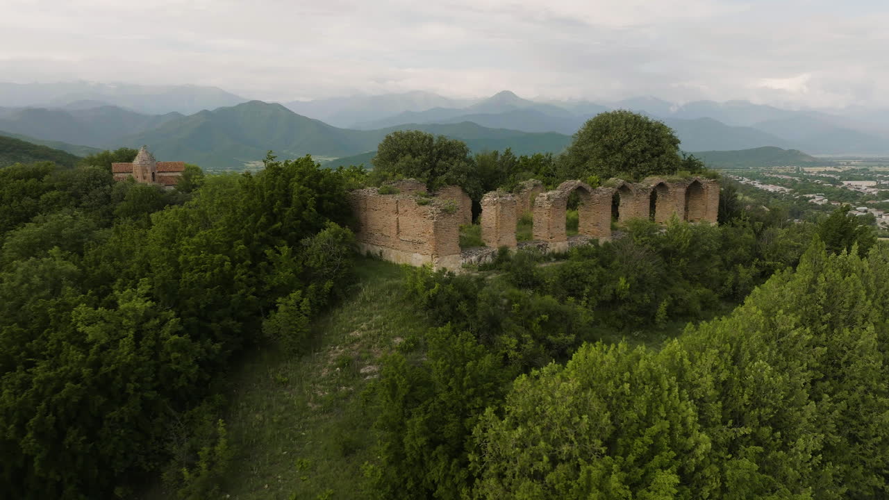 ruinas históricas del palacio medieval en una colina boscosa en alvani, georgia