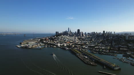 Drohnenaufnahme-Mit-Blick-Auf-Das-Stadtbild-Von-Fisherman&#39;s-Wharf-Im-Sonnigen-San-Francisco