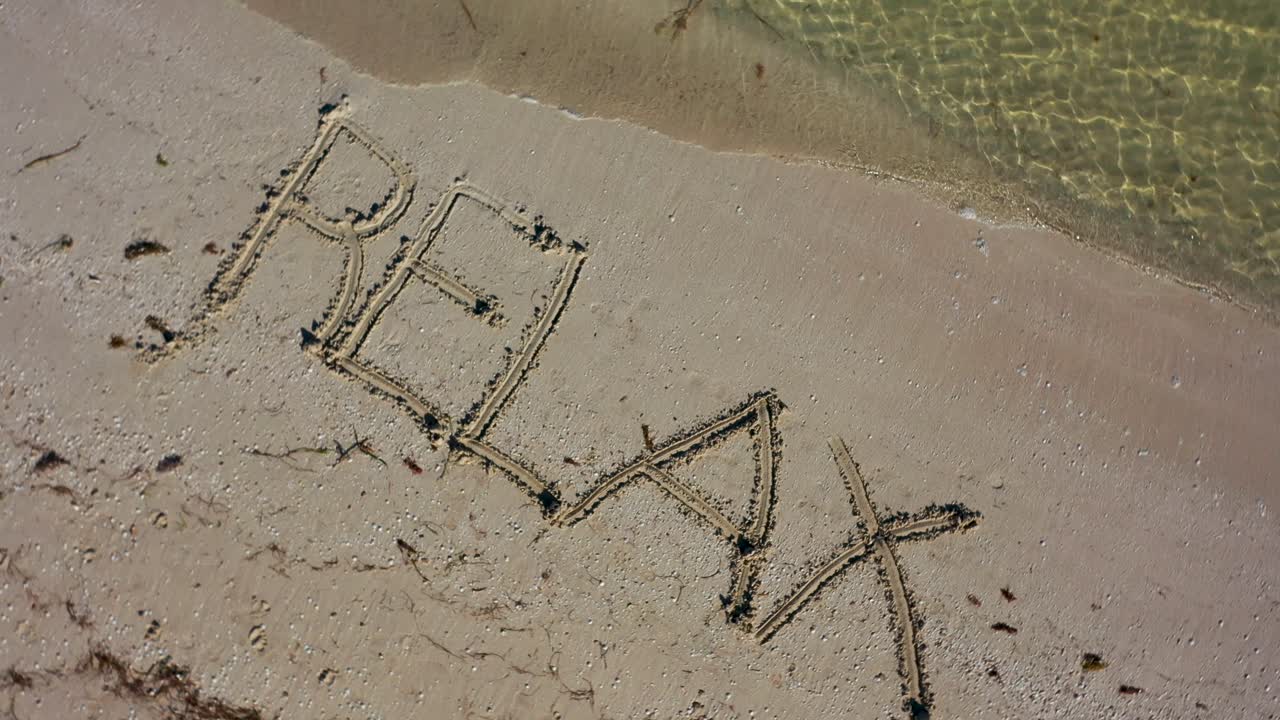 모래에 쓰여진 긴장을 풀고 시계 반대 방향으로 회전하여 미친 느낌을 보여줍니다.