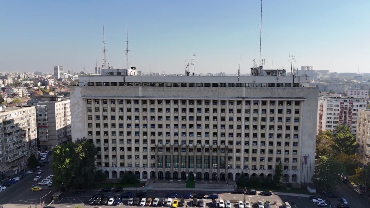Histórico Ministerio de Transportes de Rumanía en Bucarest, un imponente edificio antiguo que exhibe arquitectura clásica y patrimonio nacional en Rumanía, vista aérea, cielo despejado