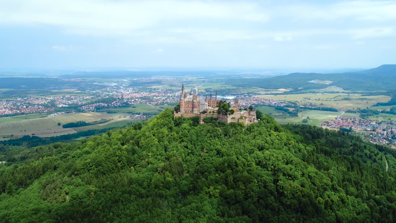 el castillo de hohenzollern, alemania. vuelos aéreos de aviones no tripulados.