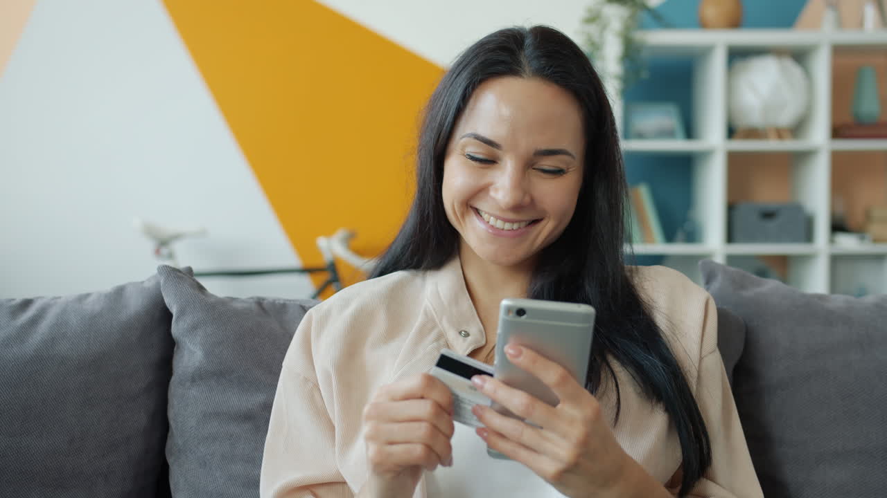 mujer comprando en línea