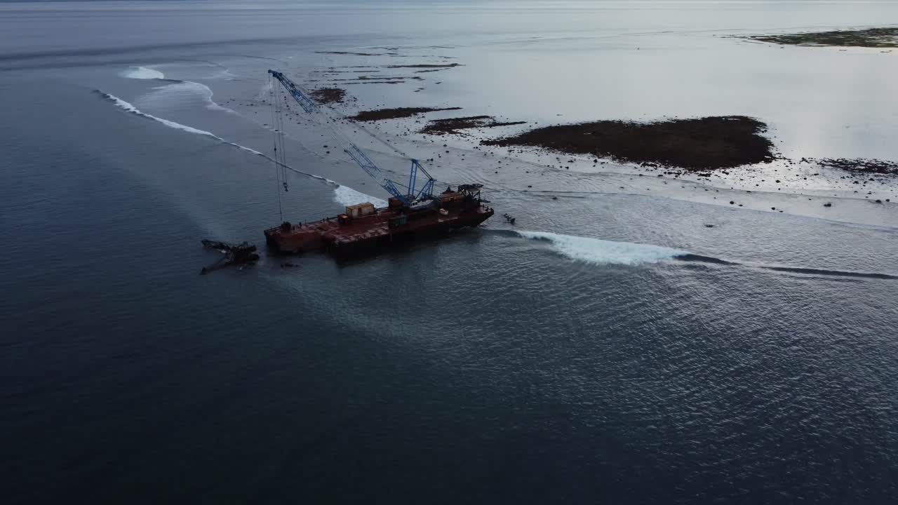 버려진 침몰선 이 산호초 를 오염 시키는 공중 촬영