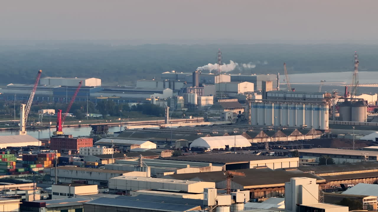 라베나 (ravena) 의 열전력 및 금속 공장은 60fps로 촬영되었습니다.