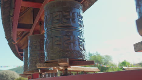 la rueda de oración budista trae paz y serenidad en este día soleado.