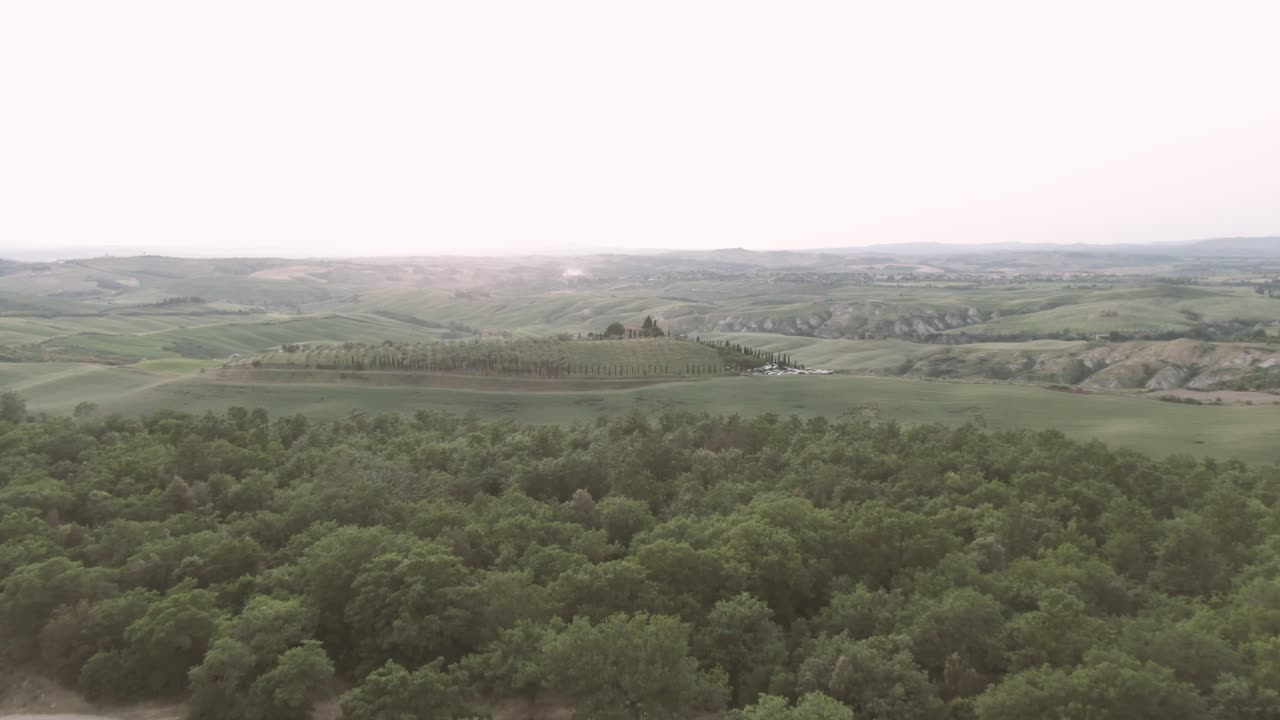 hermosa campiña toscana, con una bodega y colinas onduladas
