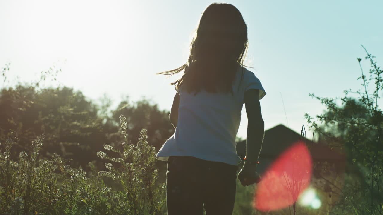 chica corriendo en un campo al atardecer