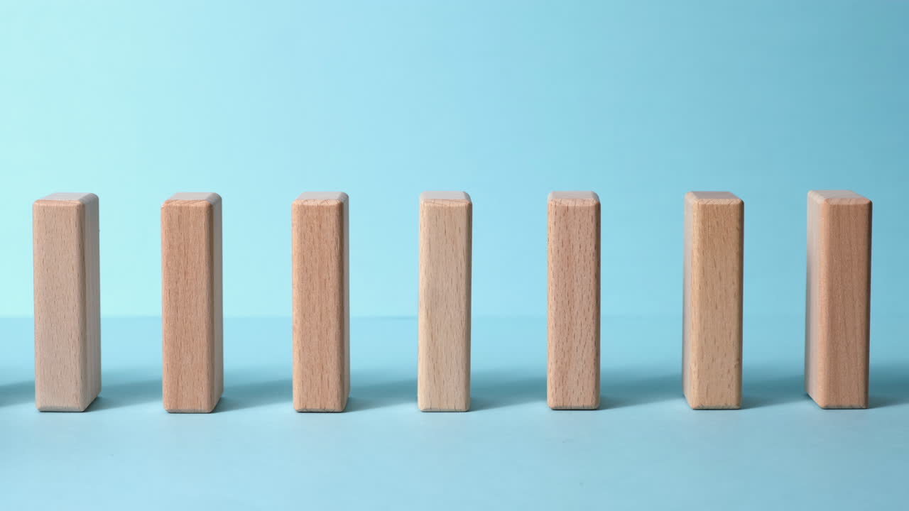 도미노 효과, 파란색 배경으로 떨어지는 나무 도미노 행