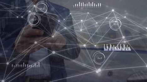 animación de la red de conexiones a través de un empresario caucásico que usa un teléfono inteligente