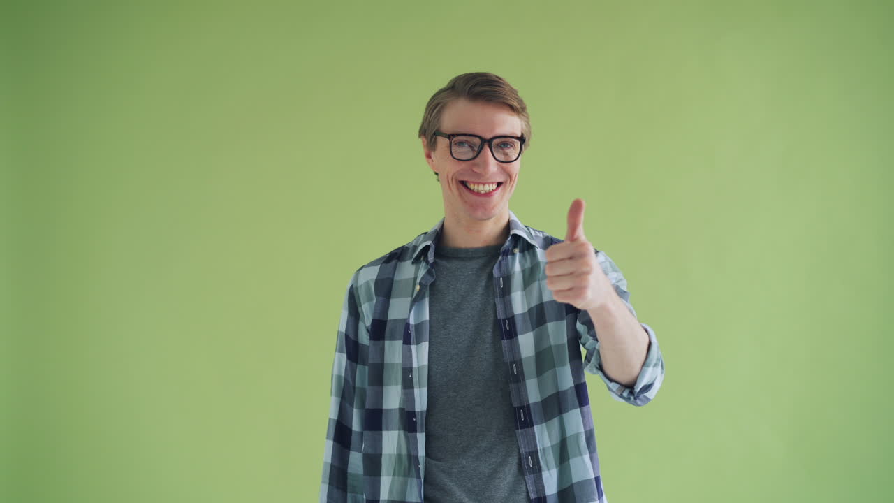 hombre feliz dando un pulgar hacia arriba