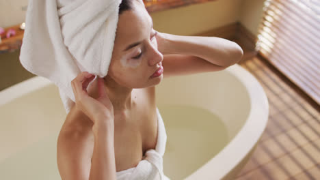 Mujer-Birracial-Con-Vitiligo-Usando-Una-Toalla-En-El-Cabello-Relajándose-En-El-Baño