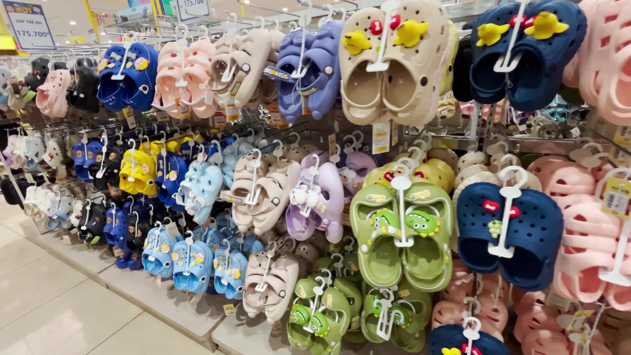 Bunte Kinderclogs, ausgestellt in Regalen eines Einzelhandelsgeschäfts