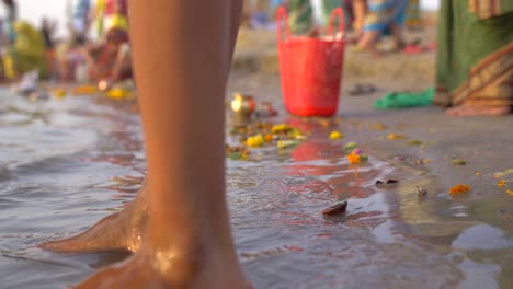 Tiro-de-bajo-nivel-de-la-orilla-del-río-Ganges