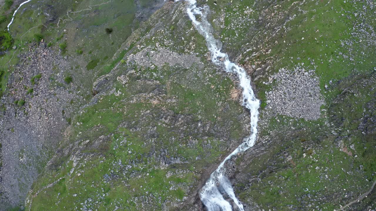 fotografía aérea de cascata di stroppia con lago niera, vegetación exuberante y terreno accidentado, luz del día