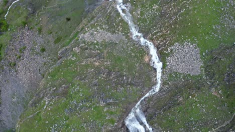 Toma-Aérea-De-Cascata-Di-Stroppia-Con-Lago-Niera,-Exuberante-Vegetación-Y-Terreno-Accidentado,-Luz-Del-Día