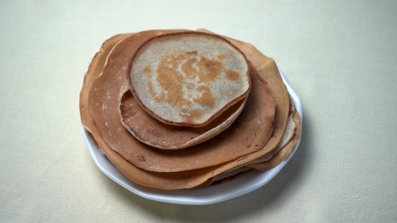 흰색 배경에 미국식 팬케이크 한 접시